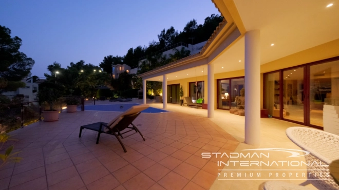 Luxury Villa with Magnificent Seaview and Guest House