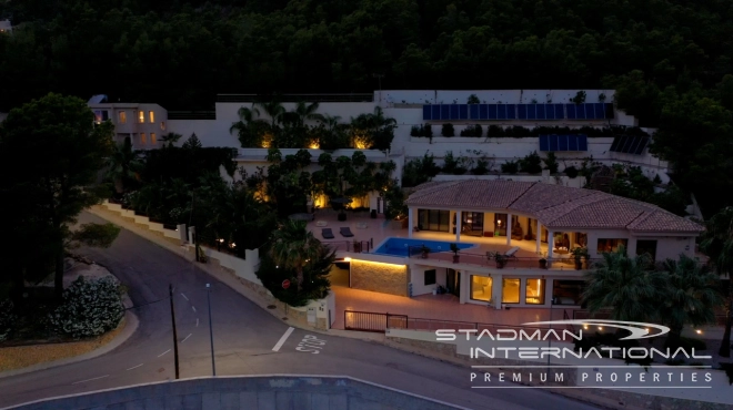 Luxury Villa with Magnificent Seaview and Guest House