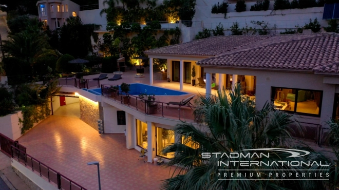 Luxury Villa with Magnificent Seaview and Guest House