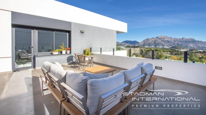 Spacious and Modern Sea View Villa in Polop 