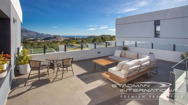 Spacious and Modern Sea View Villa in Polop 