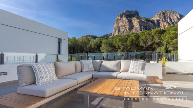 Spacious and Modern Sea View Villa in Polop 