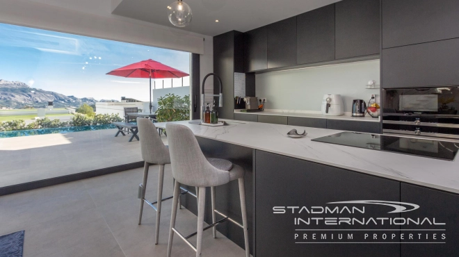 Spacious and Modern Sea View Villa in Polop 