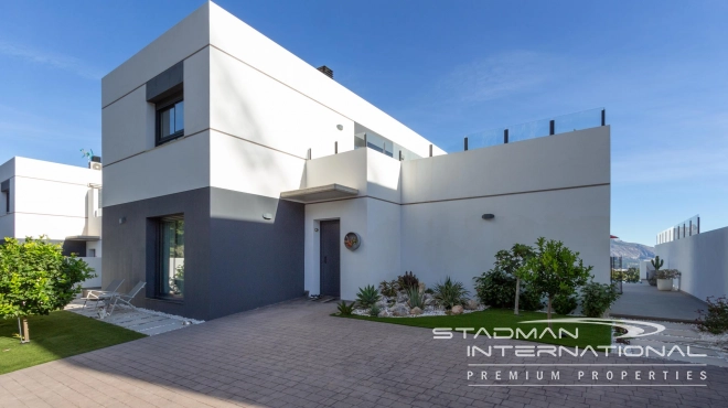 Spacious and Modern Sea View Villa in Polop 