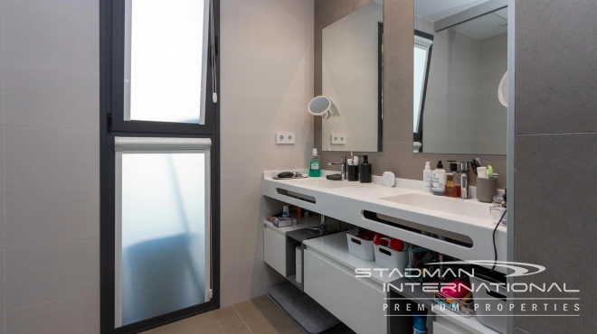 Spacious and Modern Sea View Villa in Polop 