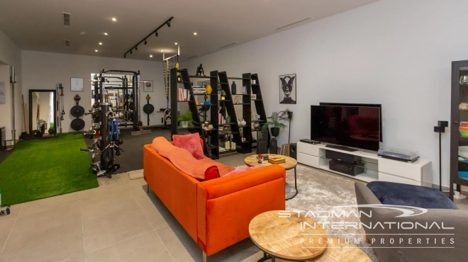 Spacious and Modern Sea View Villa in Polop 