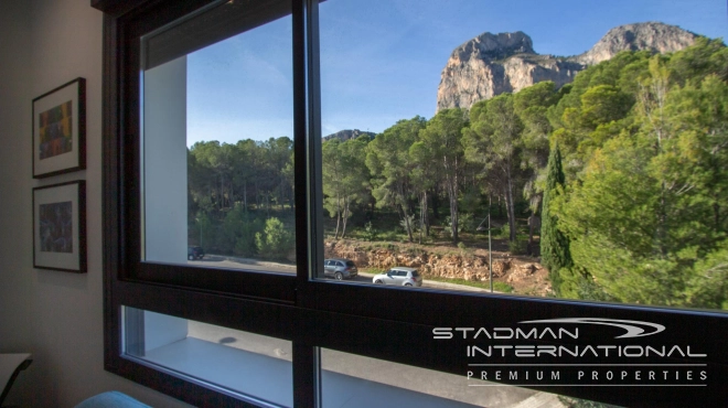 Spacious and Modern Sea View Villa in Polop 