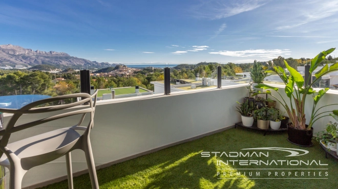 Spacious and Modern Sea View Villa in Polop 