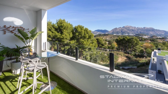 Spacious and Modern Sea View Villa in Polop 