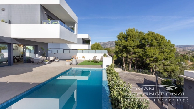 Spacious and Modern Sea View Villa in Polop 