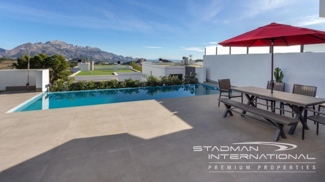 Spacious and Modern Sea View Villa in Polop 