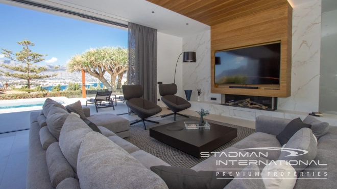 Modern Villa with Sea Views Close to the Beach and Town