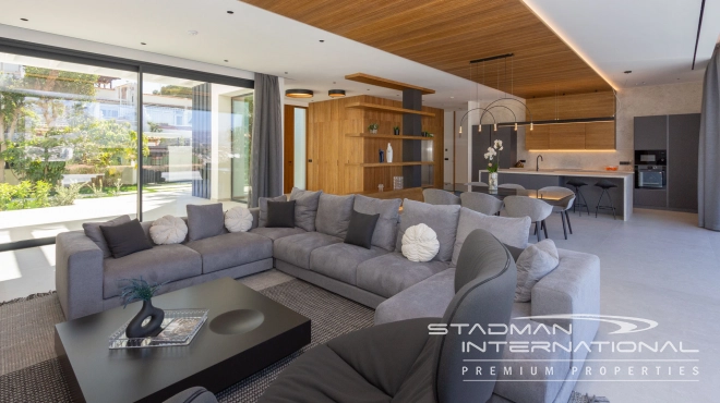 Modern Villa with Sea Views Close to the Beach and Town