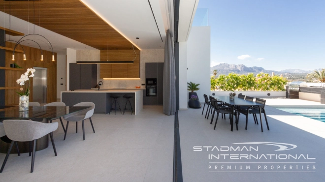 Modern Villa with Sea Views Close to the Beach and Town