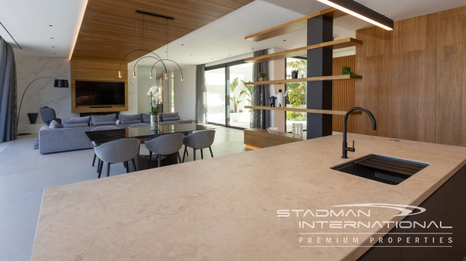 Modern Villa with Sea Views Close to the Beach and Town