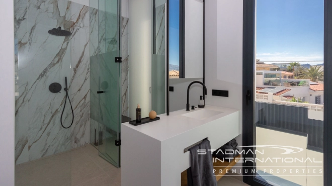 Modern Villa with Sea Views Close to the Beach and Town