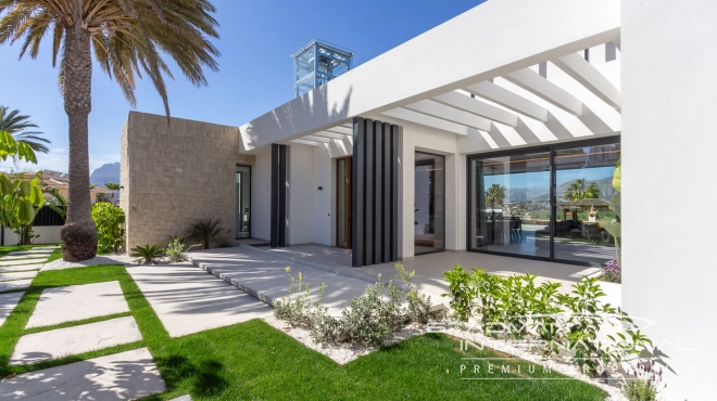 Modern Villa with Sea Views Close to the Beach and Town