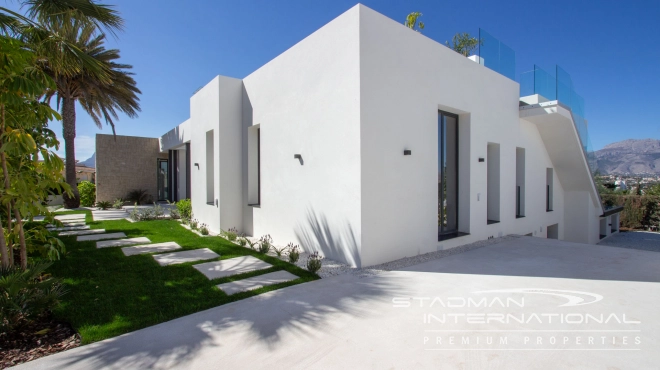 Modern Villa with Sea Views Close to the Beach and Town