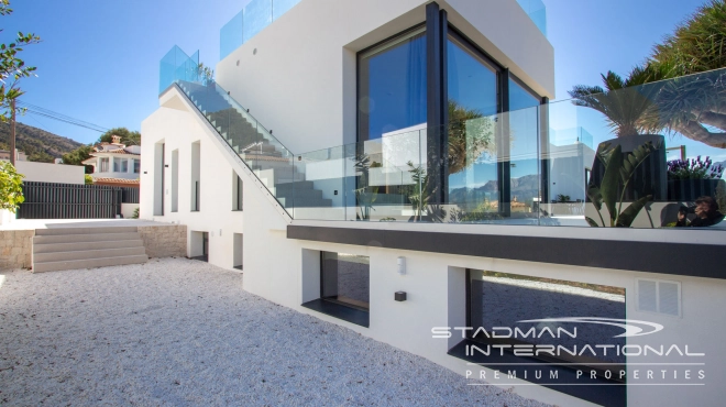 Modern Villa with Sea Views Close to the Beach and Town