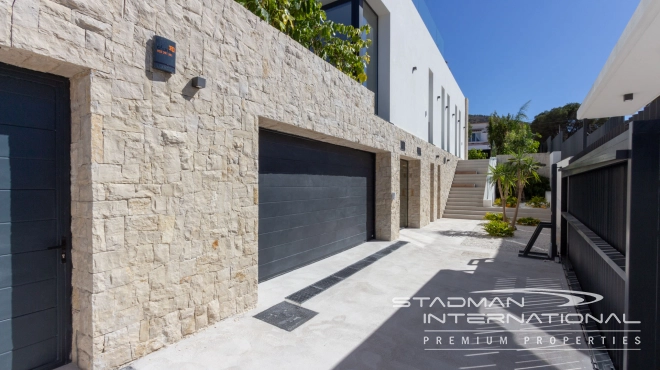 Modern Villa with Sea Views Close to the Beach and Town