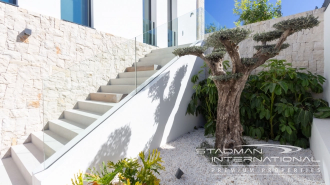 Modern Villa with Sea Views Close to the Beach and Town