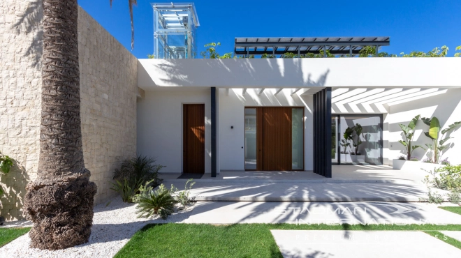 Modern Villa with Sea Views Close to the Beach and Town