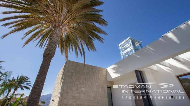 Modern Villa with Sea Views Close to the Beach and Town