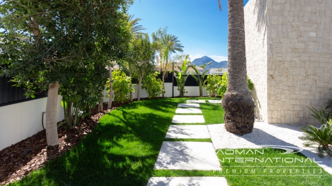 Modern Villa with Sea Views Close to the Beach and Town