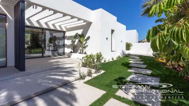 Modern Villa with Sea Views Close to the Beach and Town