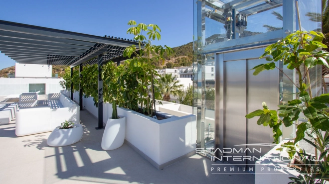 Modern Villa with Sea Views Close to the Beach and Town