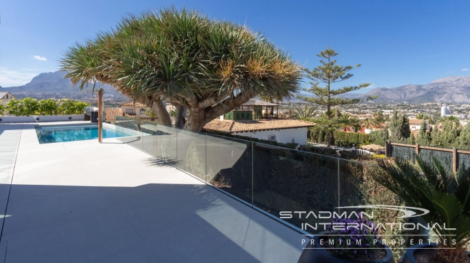 Modern Villa with Sea Views Close to the Beach and Town