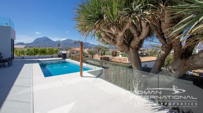 Modern Villa with Sea Views Close to the Beach and Town