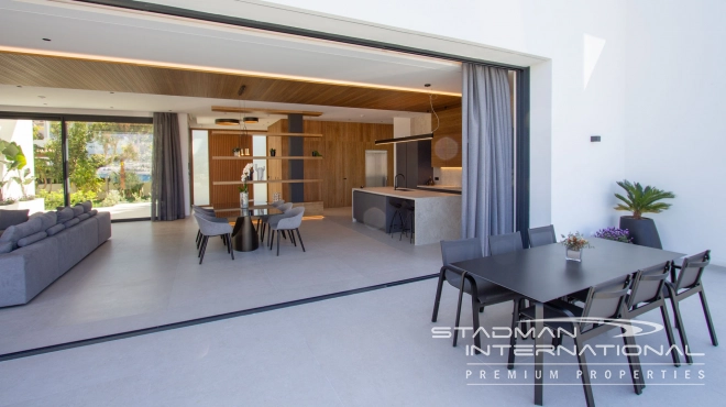 Modern Villa with Sea Views Close to the Beach and Town