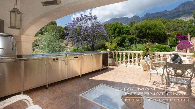 Villa on Beautiful and Spacious Plot near Altea La Vella