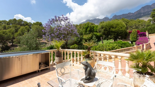 Villa on Beautiful and Spacious Plot near Altea La Vella