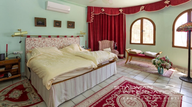 Villa on Beautiful and Spacious Plot near Altea La Vella