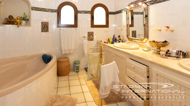 Villa on Beautiful and Spacious Plot near Altea La Vella