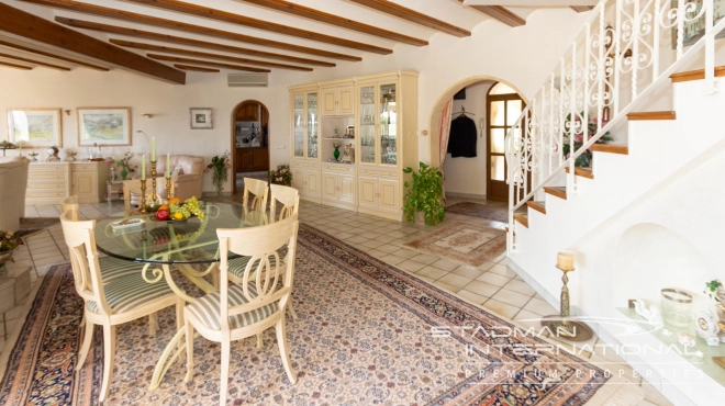 Villa on Beautiful and Spacious Plot near Altea La Vella