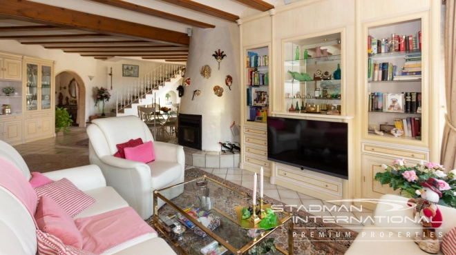 Villa on Beautiful and Spacious Plot near Altea La Vella