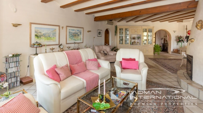 Villa on Beautiful and Spacious Plot near Altea La Vella