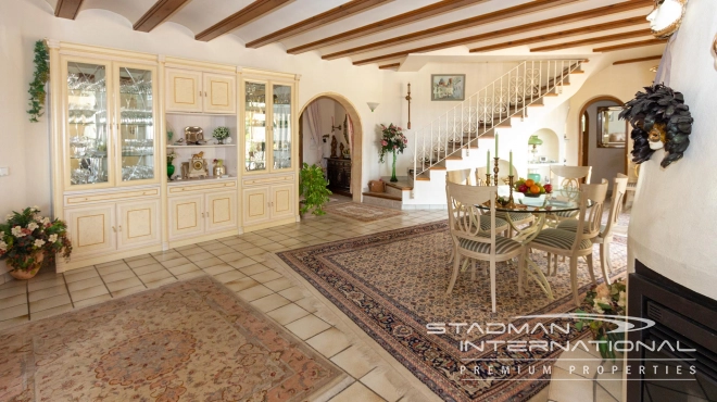 Villa on Beautiful and Spacious Plot near Altea La Vella