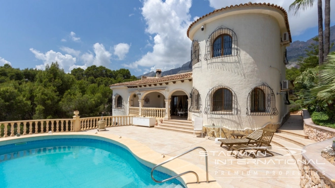 Villa on Beautiful and Spacious Plot near Altea La Vella