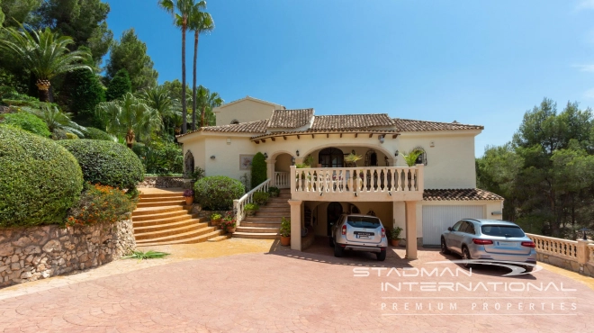 Villa on Beautiful and Spacious Plot near Altea La Vella