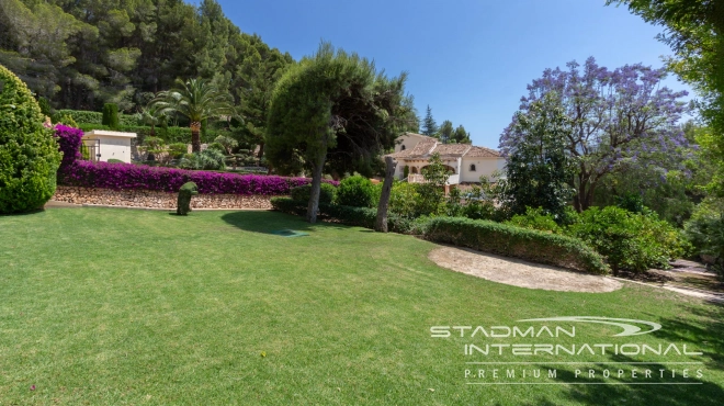 Villa on Beautiful and Spacious Plot near Altea La Vella