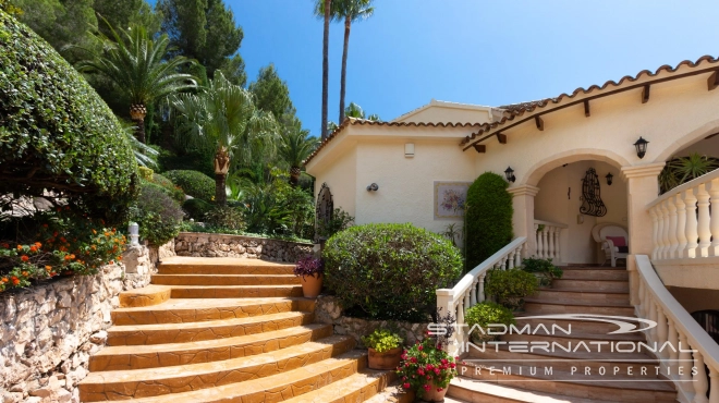 Villa on Beautiful and Spacious Plot near Altea La Vella