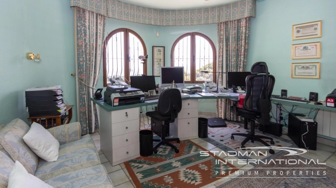 Villa on Beautiful and Spacious Plot near Altea La Vella