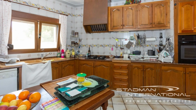 Villa on Beautiful and Spacious Plot near Altea La Vella