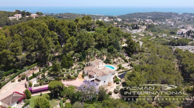 Villa on Beautiful and Spacious Plot near Altea La Vella