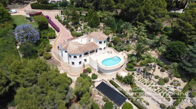 Villa on Beautiful and Spacious Plot near Altea La Vella