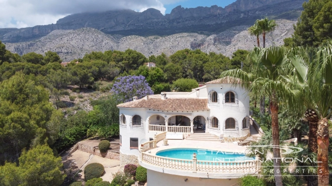 Villa on Beautiful and Spacious Plot near Altea La Vella